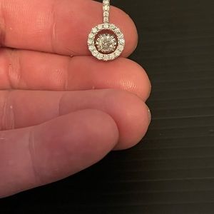 Illusion setting white gold diamond pendant
